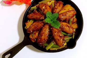 “干鍋雞翅”的家常做法，麻辣鮮香，好吃到舔盤子