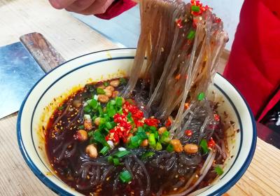 成都特色小吃酸辣粉技術(shù)培訓(xùn)，價(jià)廉物美創(chuàng)業(yè)無(wú)憂