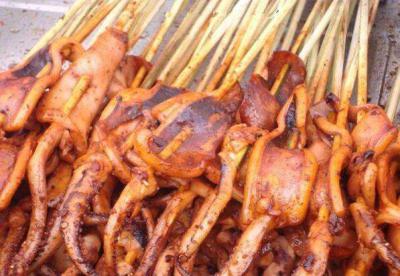 鐵板魷魚技術(shù)培訓班哪里比較好？飄味緣小吃培訓學校深度解析